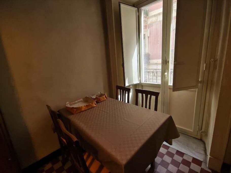 Retroetnea - Appartamento In Centro Storico - Con Camere Comunicanti Catania Luaran gambar