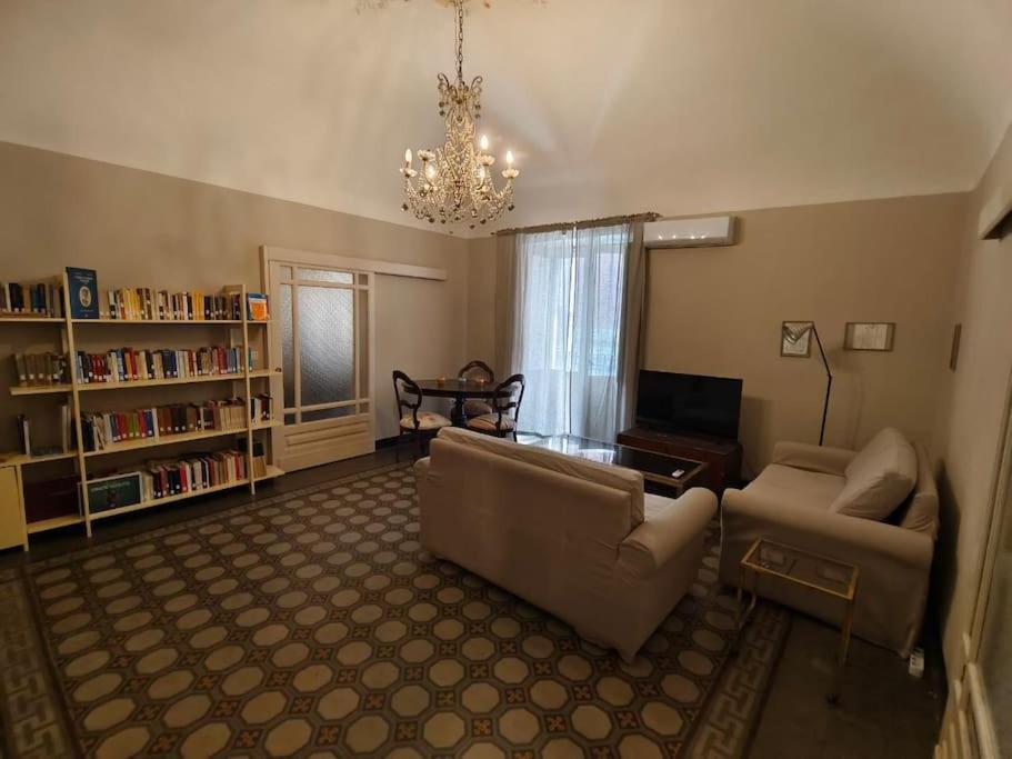 Retroetnea - Appartamento In Centro Storico - Con Camere Comunicanti Catania Luaran gambar